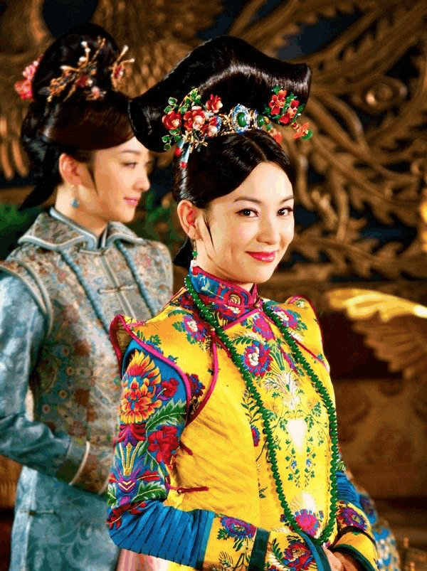 她是顺治帝皇后的妹妹, 却50岁才康熙被封妃, 被孝庄太后强拉进宫