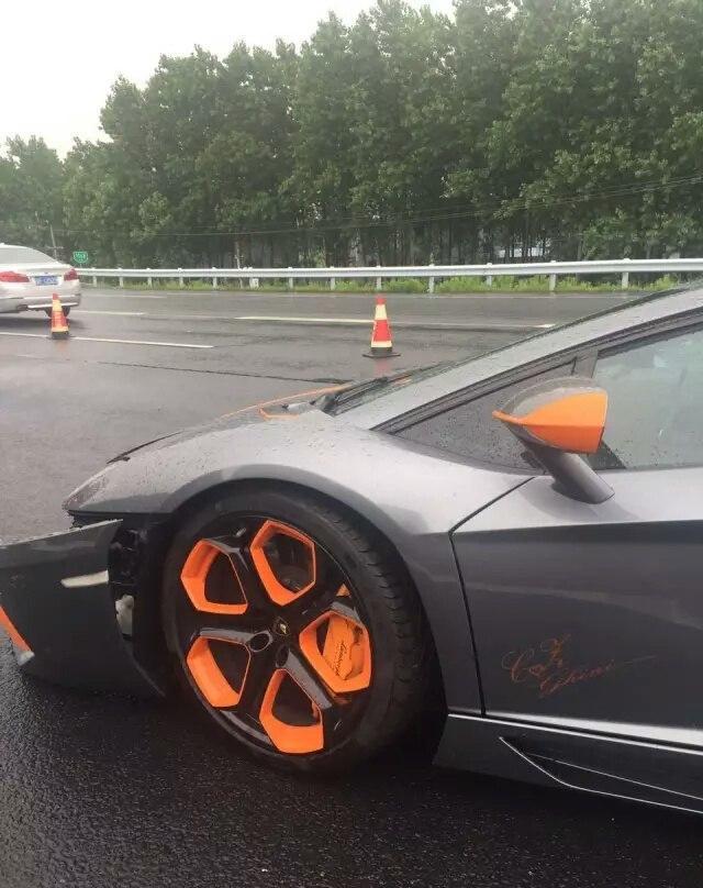 兰博基尼高速路上撞了车，车主出来后路人尖叫声痛哭声不断！