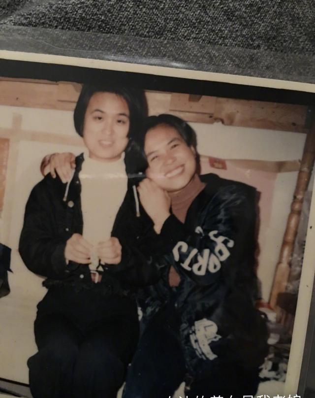 为妈妈庆生:易烊千玺含泪献唱 微博晒妈妈高颜值旧照