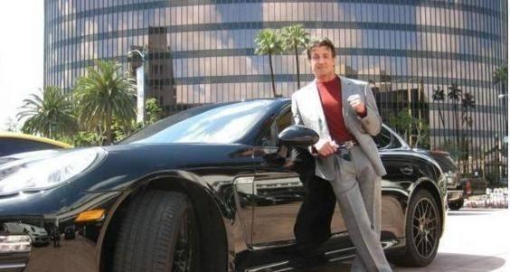 他一部电影就赚1.4亿, 身价上亿坐拥豪车无数, 三个女儿颜值爆表!