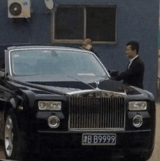 “和珅”如今开什么车? 车牌离九五之尊车牌就差一个9, 真霸气!