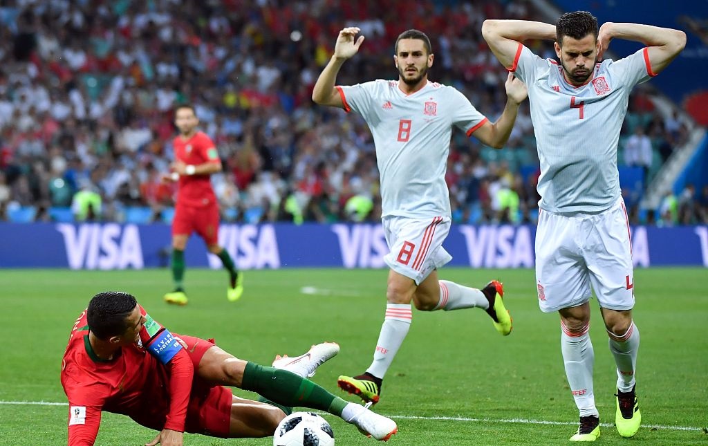 世界杯裁判抢戏!C罗点球凝似跳水,科斯塔肘击