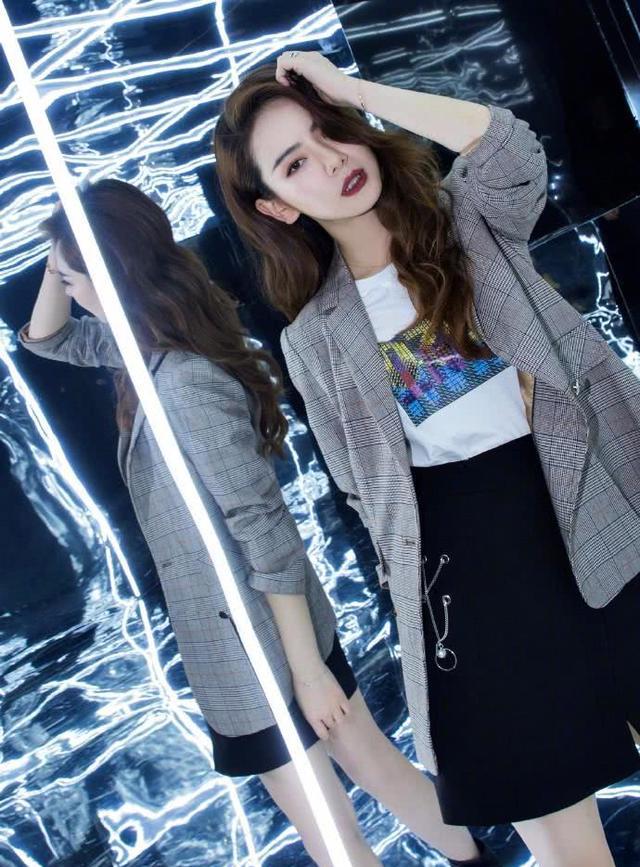 格子西装搭配A字裙,戚薇晒照秀长腿,网友却吐