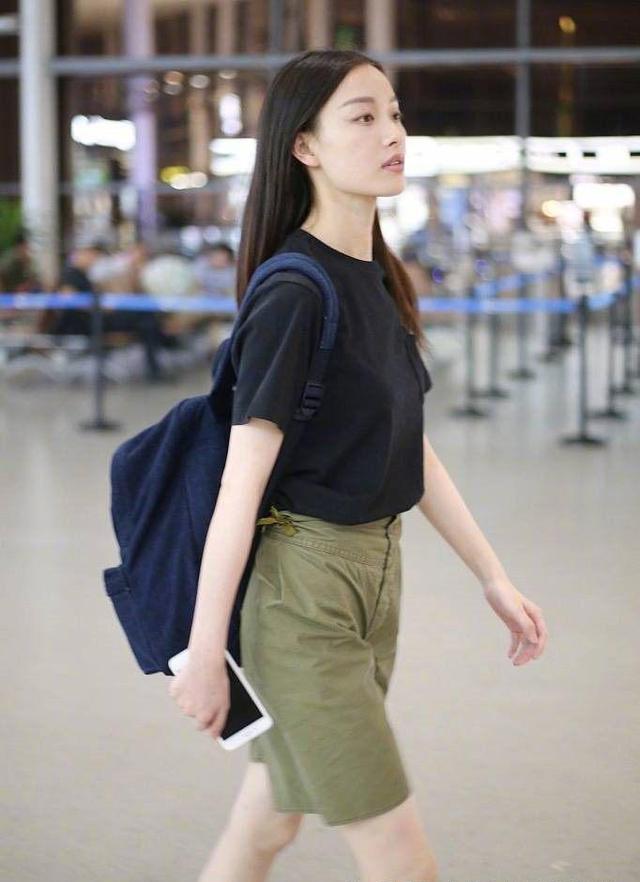 倪妮真个性,机场穿复古短裤秀时尚,网友:我爸都不穿这