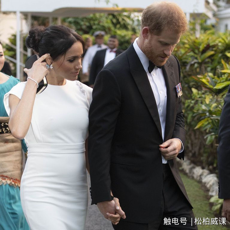 梅根访问汤加时戴上了戴安娜王妃惊艳的海蓝宝