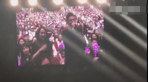 周杰伦演唱会现场被男歌迷“表白” 把小公举羞得摸耳朵思考