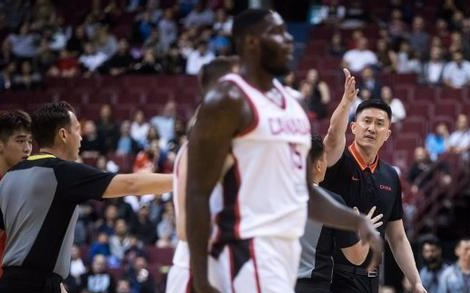 中国男篮与加拿大再爆冲突,蓝队球员纷纷参战