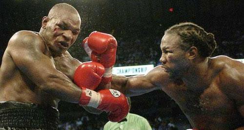 拳王泰森比赛遭质疑?!被刘易斯打到满脸血输比