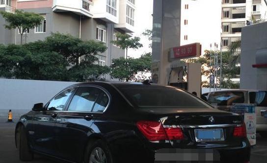 百万豪车加完油就“赖地”了，维修师傅检查后加油站老板不敢抬头