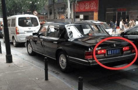 远处看还以为是一辆“桑塔的纳”