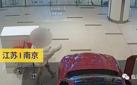 年轻女子公司的年会喝醉撒酒疯