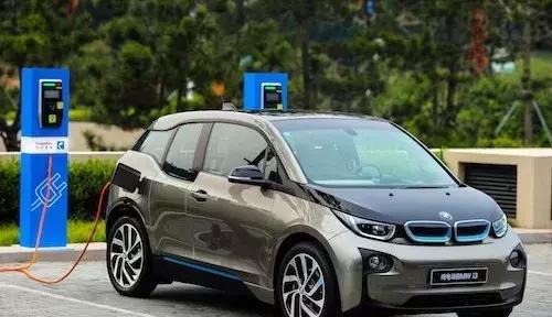 宝马今年底在国内提供8万充电桩，特斯拉开心的笑了