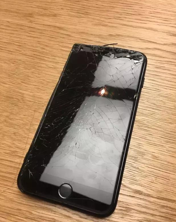 苹果12屏幕摔坏的图片,苹果11屏幕摔坏图片 iphone 7p 摔了一下之后,跟人打电话老说我声音小,甚至听不见,用微信
