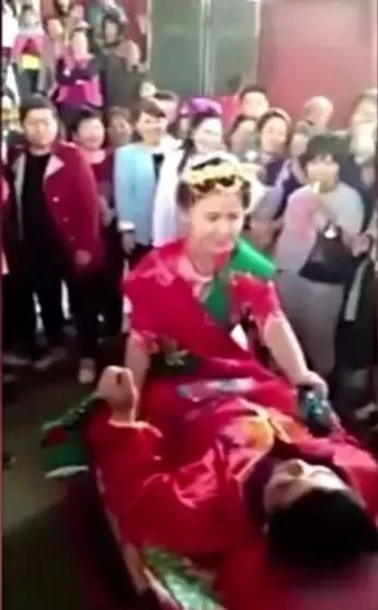 如何看待当今社会恶俗的闹公媳婚俗?