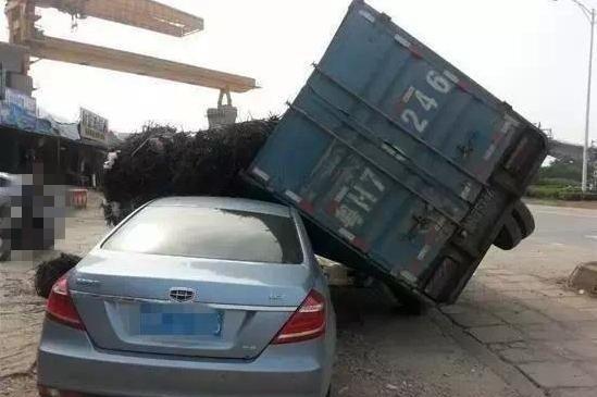 吉利帝豪被几十吨的钢筋货车压住, 只出现几条划痕而已?