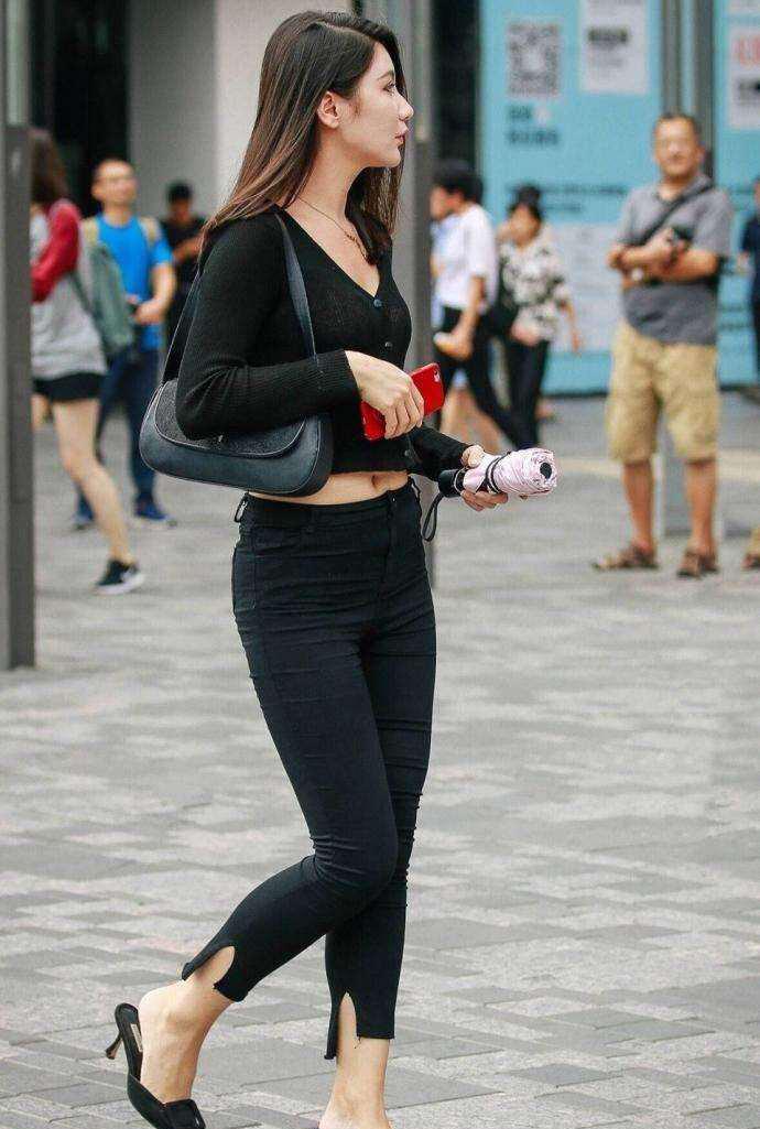 街拍: 丰满的气质辣妈, T恤紧身裤十足女人味