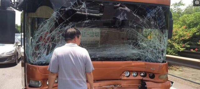 追尾路虎揽运的大客车把自己撞成了一个表情包！