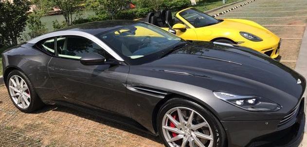 300万豪车被蹭拍照, 女网红还直播将豪车踩在脚下, 车主大怒