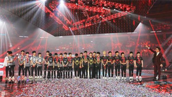 他曾被uzi打退役,如今却成为rng战队最重要的人