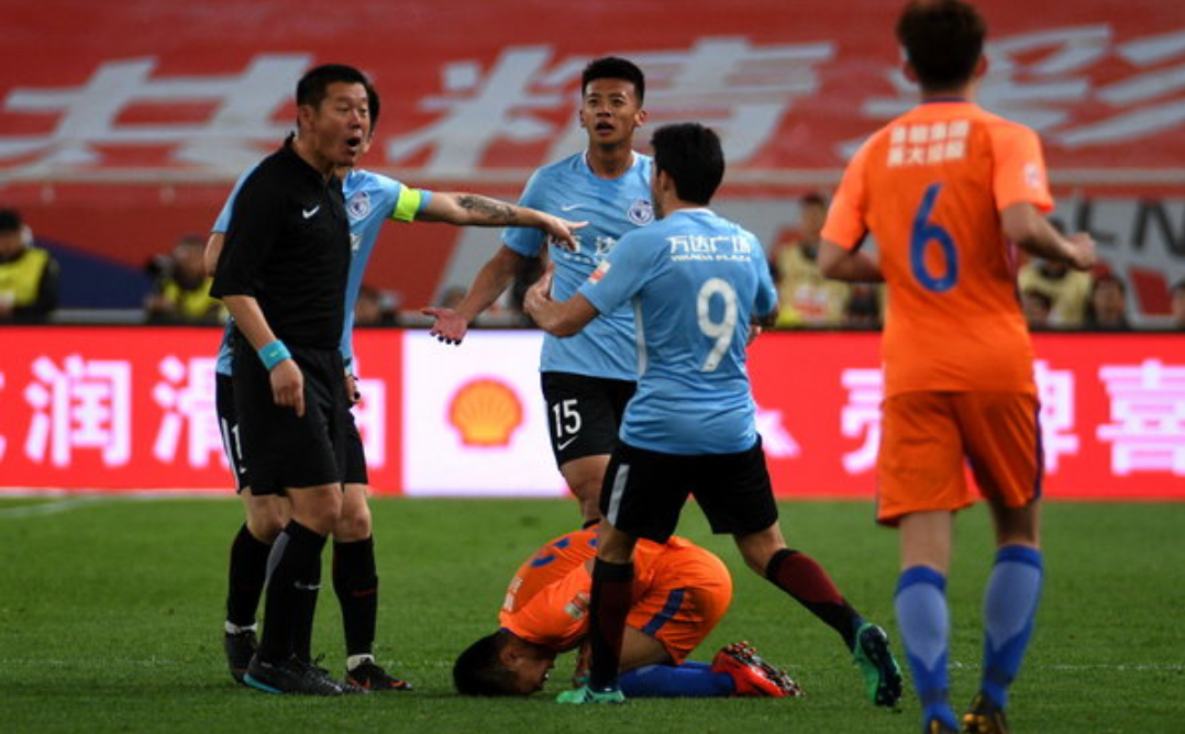 山东鲁能与大连一方的比赛中,一方外援盖坦对