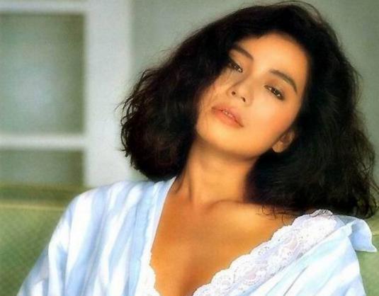 她拒绝成龙刘德华, 嫁入豪门却16年未育, 今57岁守寡10年豪车出行