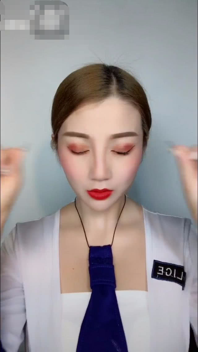 抖音空姐急忙卸妆回家做饭,孙媳妇认不出,网友