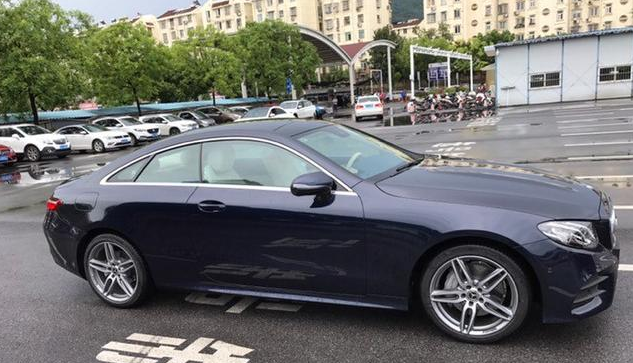 给老婆买车与前女友偶遇,前女友:有一辆奔驰七