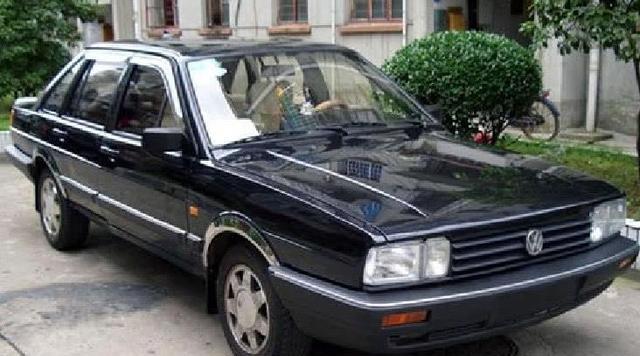 路边偶遇老款桑塔纳，内饰已成绝版，车主：留的是一种情怀