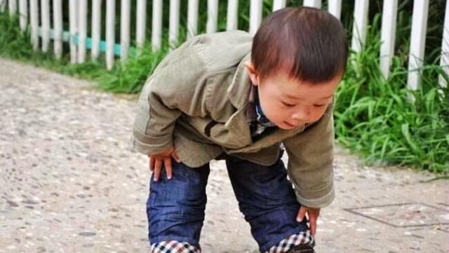 5岁男孩严重驼背,到医院去检查,医生怒斥:无知