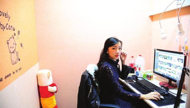 90后农民直播抓鱼、吃饭、卖东西, 一月能赚上