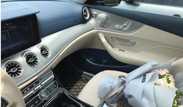 给老婆买车与前女友偶遇,前女友:有一辆奔驰七