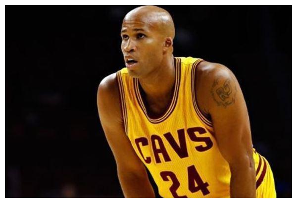 NBA现役球员常规赛总出场次数排名:詹皇第9,