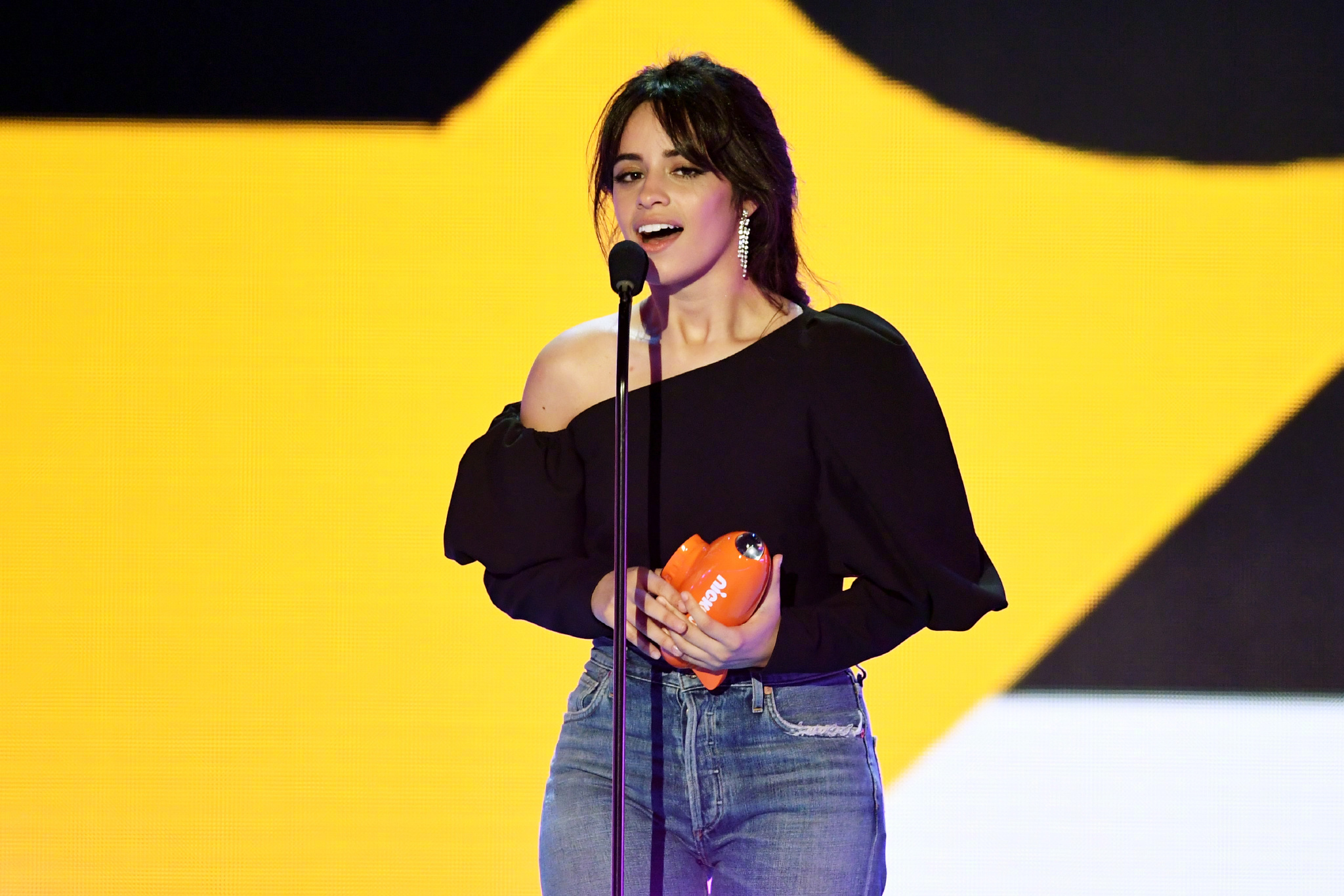 camila cabello 学生,camilacabello翘 卡妹camila cabello获得今年儿童选择奖最具突破艺人大奖!