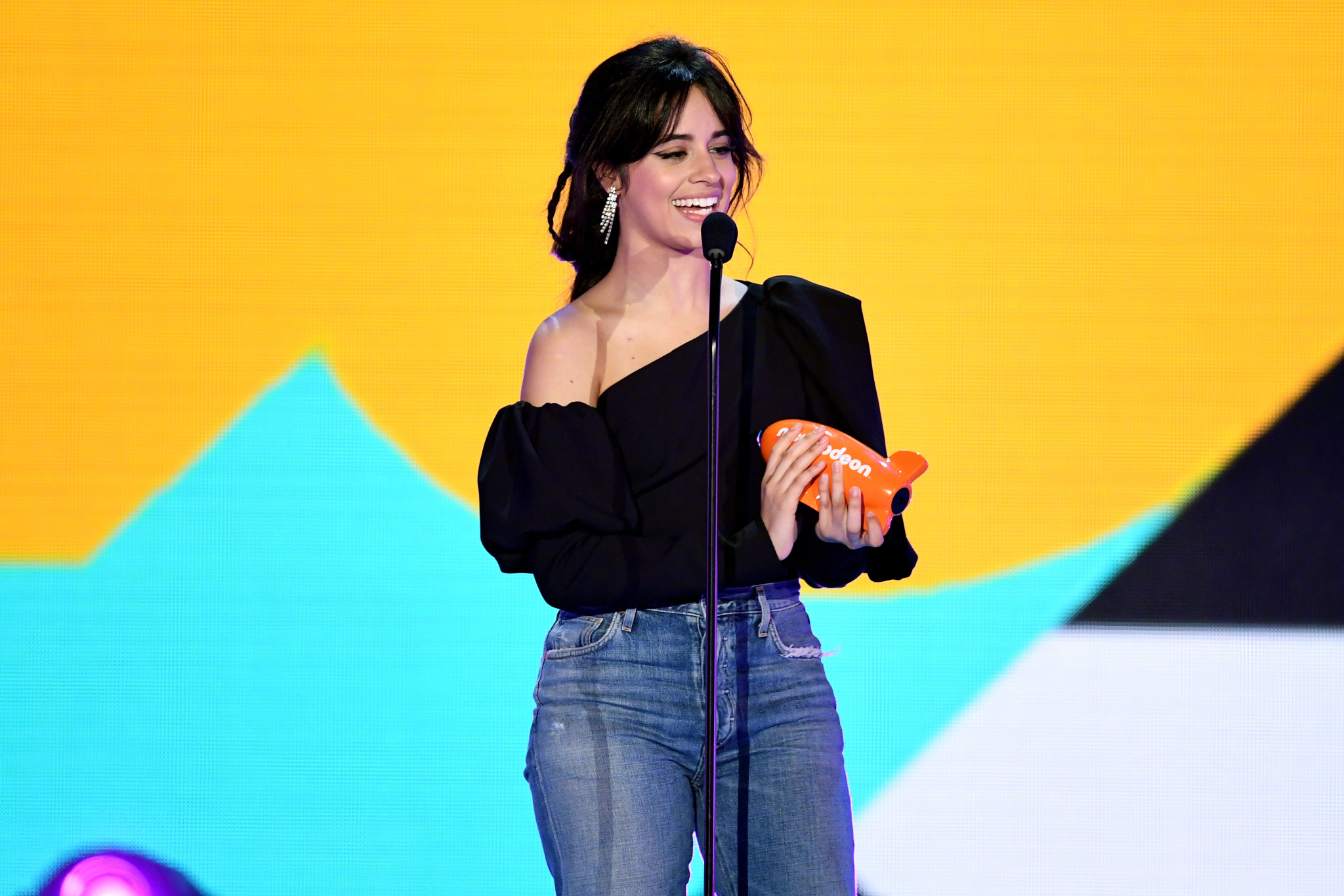 camila cabello 学生,camilacabello翘 卡妹camila cabello获得今年儿童选择奖最具突破艺人大奖!