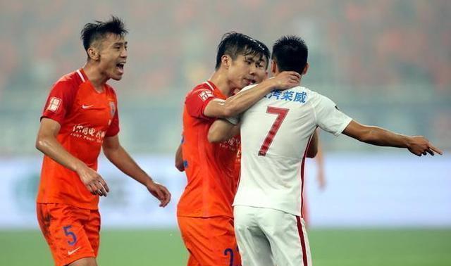 中超第一好脾气!武磊遭辱骂被掐脖,却打不还手