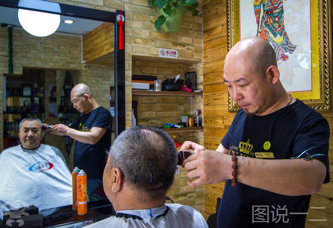 发廊老板为300老人免费理发10年,有人感动落