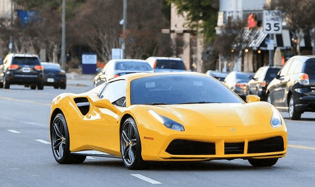 小女孩摸了一下兰博基尼, 被店员破口大骂, 家长一个动作店员傻了