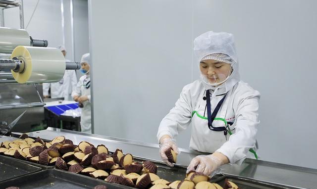 坐飞机从西安去布拉格 飞机上居然能吃到配着