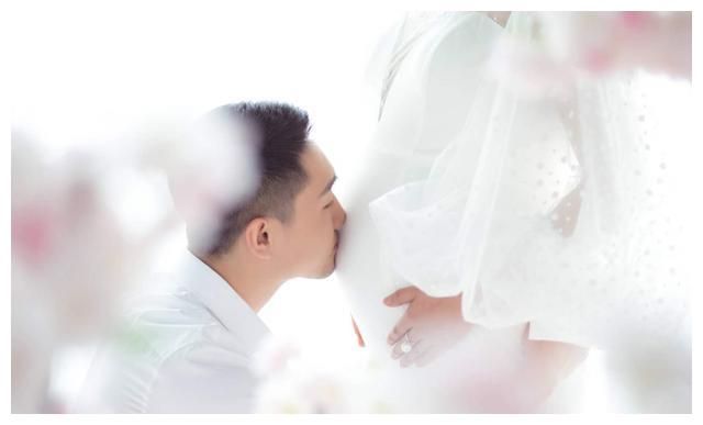 李晓霞和老公去拍孕妇照，但因为角度问题在微博上控诉老公！