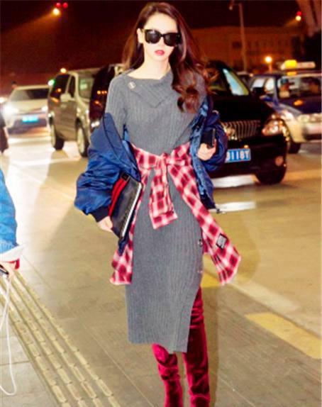 戚薇与杨幂穿酒红色丝绒长靴,戚薇穿出了时尚