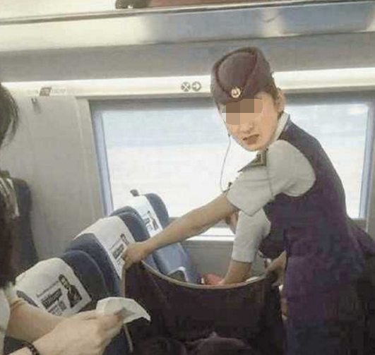 孕妇坐高铁早产,乘客为其接生,生下孩子后却高