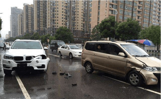 五菱神车撞宝马, 宝马车主看到对方, 不看还好一看更郁闷了