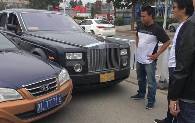 伊兰特撞上劳斯莱斯幻影，网友为出租车司机担忧这得赔多少钱