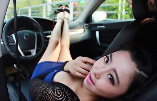 上海美女卡宴突然熄火！男友听完她电话崩溃了！