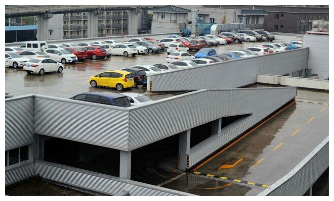 这个公司员工停车要开七层楼，半空停车场需要技术