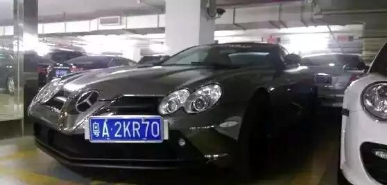 广州车库偶遇千万级奔驰SLR，看完车牌照不由唏嘘，又一辆车被毁