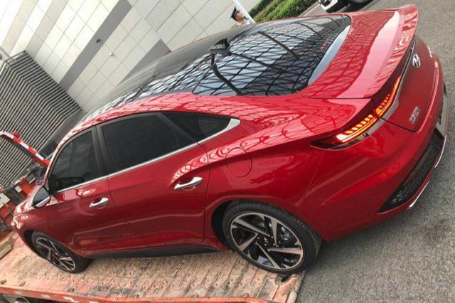 实拍现代LAFESTA，大溜背比奔驰还漂亮，卖12万果断放弃思域