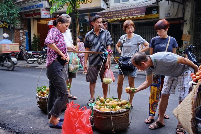 看看越南河内小贩怎么卖水果,好像没有城管驱赶,但她们喜欢流动
