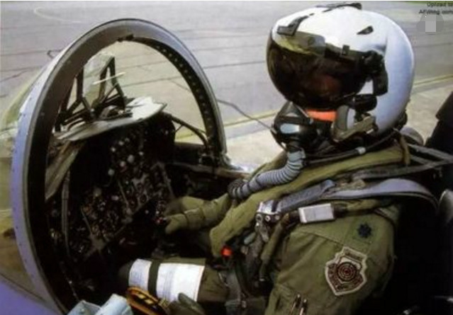 歼20装备世界第一头盔,飞行员的宝座