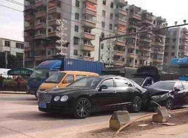 丰田卡罗拉刹车不及追尾宾利, 司机一句话激怒宾利车主!